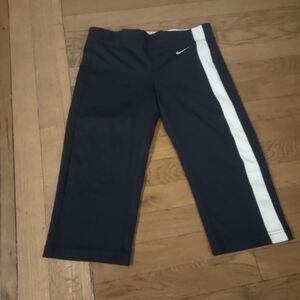 Black and white Nike cropped capri leggings size XS